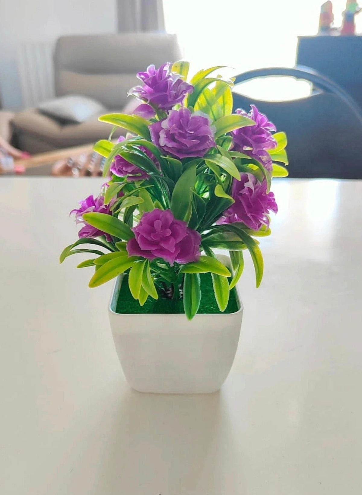Mini plante artificielle fleurie en pot — Décoration d'intérieur